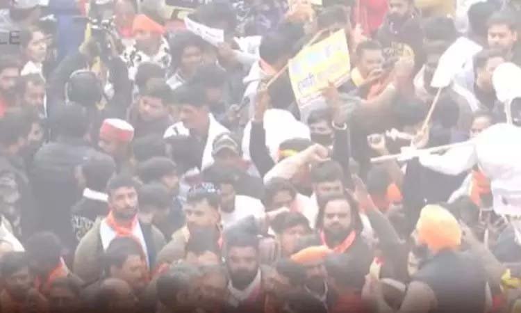 டெல்லியில் வங்கதேச தூதரகம் முன்  விஸ்வ இந்து அமைப்பினர் போராட்டம்